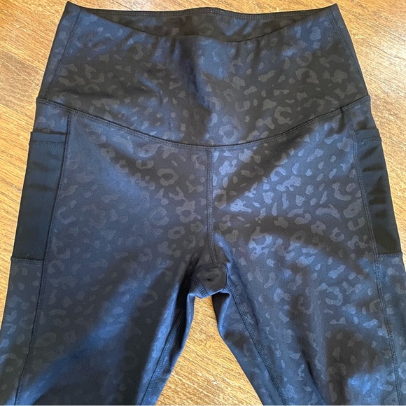 Leg End active wear black leopard leggings with pockets - Picture 7 of 11